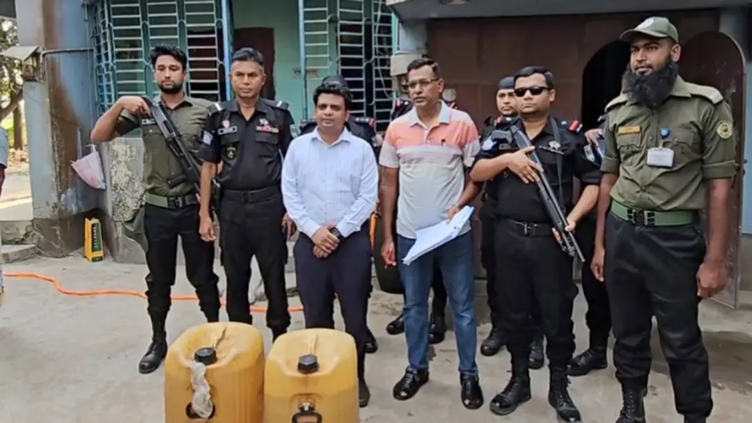 নাটোরে বাড়ির টয়লেট থেকে ১০৮ লিটার ডিজেল জব্দ